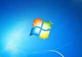 Iniciando descrio da imagem...No centro da imagem Logotipo do Windows 7 ao redor de um fundo azul. Esta imagem  o papel de parede padro do sistema. Iniciando texto...